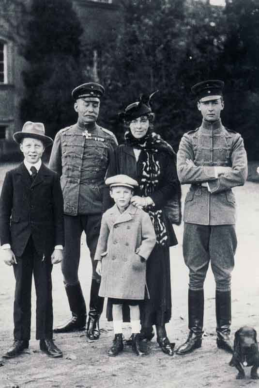 Rodzina książęca Hochberg von Pless. Od lewej, hrabia Aleksander, książę Jan Henryk XV, księżna Daisy,mały hrabia Bolko i dziedzic - książę Jan Henryk XVII