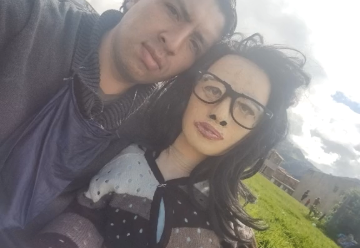 Muž randí s bábikou Nataliou.