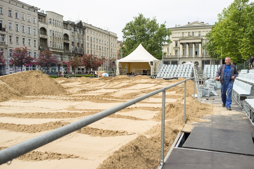 Plac Wolności zmienia się w arenę siatkówki plażowej