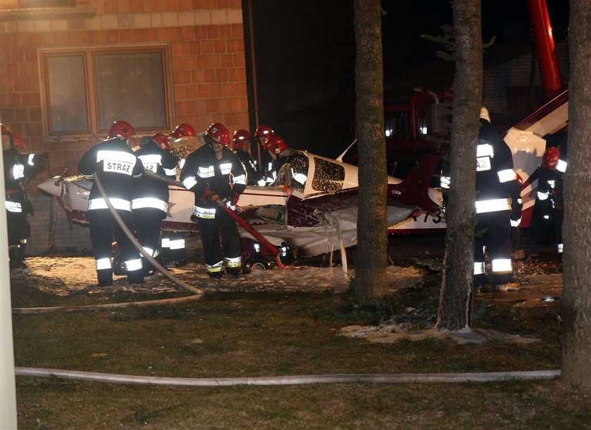 Samolot zawisł na drzewie pod Krakowem! FOTO