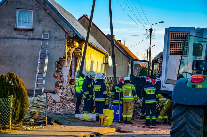 Tir wjechał w dom. Ewakuowano rodzinę