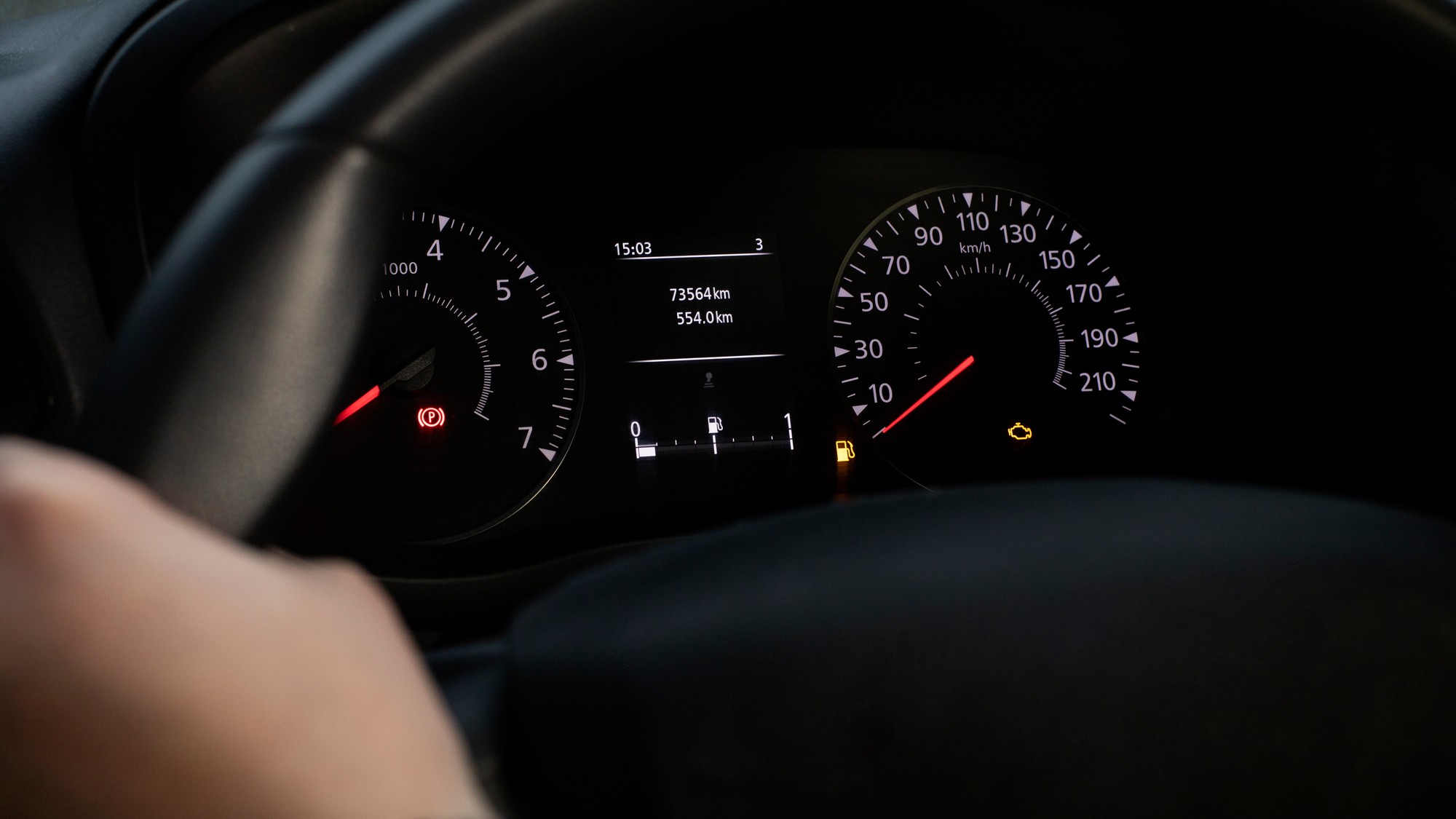 Neaktívne varovné kontrolky na palubnej doske neznamenajú automaticky bezchybný stav motora. Vodiči by mali dbať na pravidelnú manuálnu kontrolu prevádzkových kvapalín pre zachovanie spoľahlivosti. 