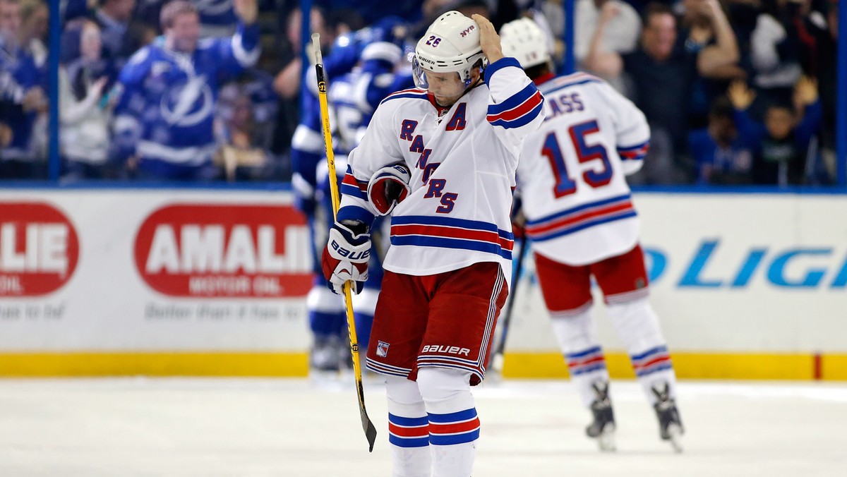 Pierwszy raz od czasu transferu z Tampa Bay Lightning do New York Rangers na "stare śmieci" zawitał Martin St. Louis. Przyjęto go między innymi specjalnie zmontowanym filmem upamiętniającym jego występy dla Lightning, a komplet punktów został na Florydzie.