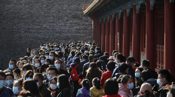Egy kínai iskolában anális teszttel keresték a koronavírus-fertőzötteket / Fotó: MTI/AP/Andy Wong