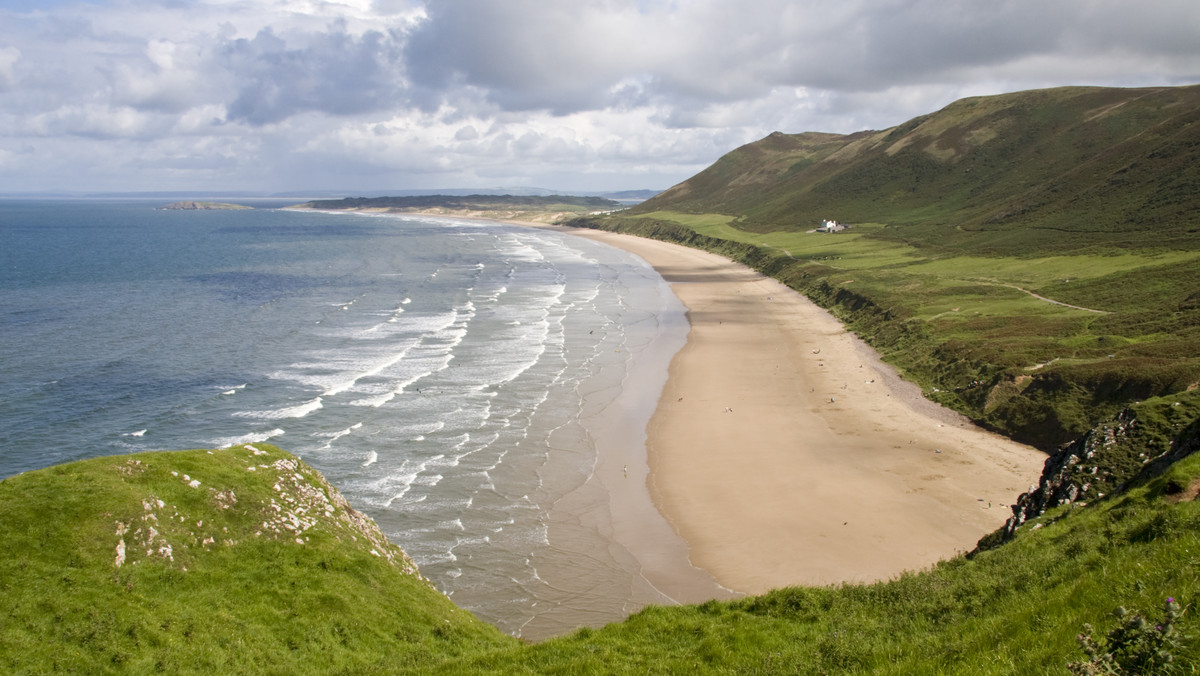 Plaża Rhossili Bay w Walii została okrzyknięta najlepszą w Europie. Uroczy zakątek w pobliżu Swansea znalazł się w pierwszej dziesiątce najlepszych tego typu miejsc całym świecie w rankingu sporządzonym przez "Suitcase Magazine".