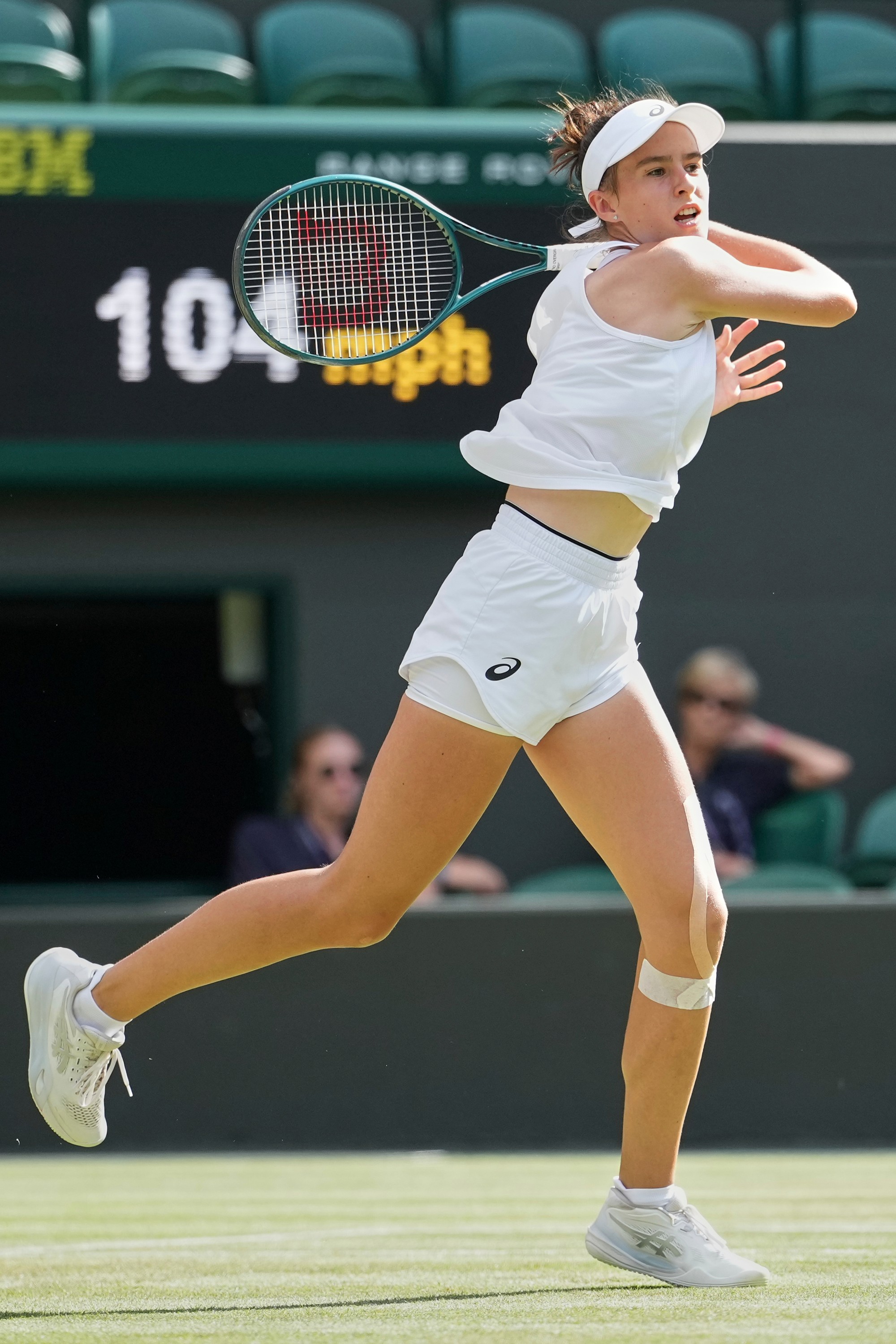 Slovenská tenistka Mia Pohánková odvracia loptičku Američanke Juliete Parajovej vo finále juniorskej dvojhry na grandslamovom turnaji vo Wimbledone. 