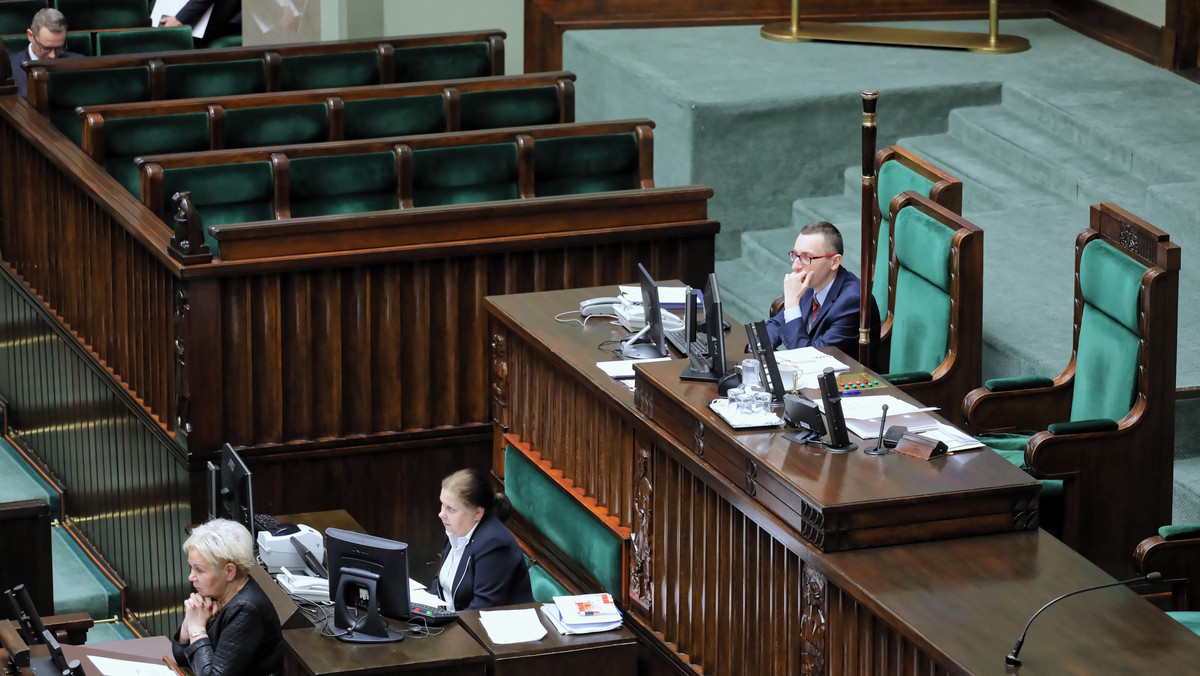Osoba skazana prawomocnym wyrokiem za umyślne przestępstwo na każdą karę, a nie tylko na karę pozbawienia wolności, nie będzie mogła startować w wyborach na wójta, burmistrza, prezydenta miasta - nowelizację Kodeksu Wyborczego w tej sprawie przyjął dziś w nocy Sejm. Za przyjęciem nowelizacji Kodeksu wyborczego opowiedziało się 230 posłów, przeciw było 160 posłów, 22 posłów wstrzymało się od głosu.