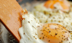 Czy jajka podnoszą cholesterol? Badania są jasne. Oto co mówią kardiolodzy