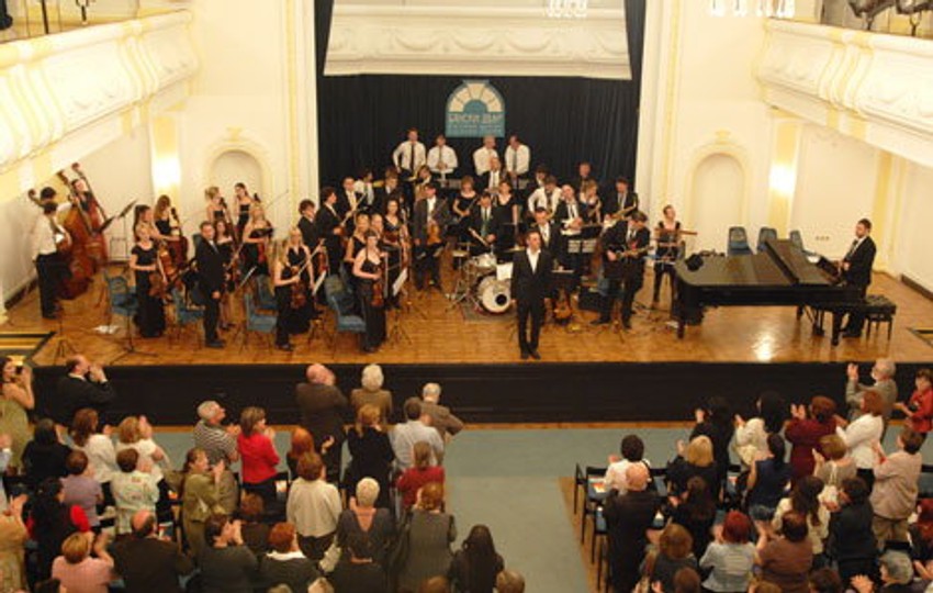 Na programu su evergin, filmska, pop, zabavna i popularna klasična muzika