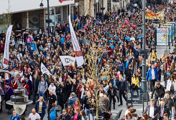 Studenci i rektorzy w pochodzie na łódzkiej "Pietrynie"