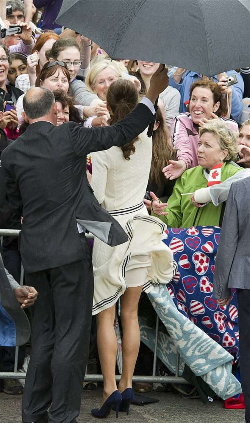 Podwiało Kate Middleton. Pokazała co nieco!
