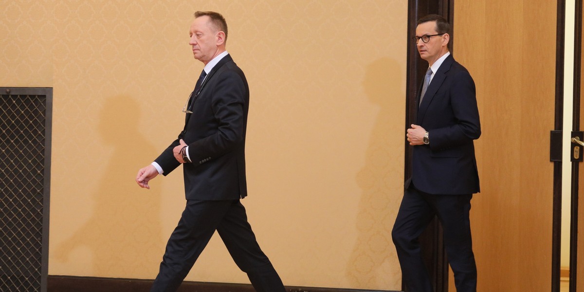 Premier Mateusz Morawiecki oraz minister rolnictwa i rozwoju wsi Robert Telus podczas konferencji prasowej, 21 kwietnia 2023 r. 