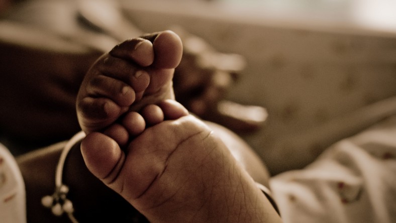 Teenage girls strangles her 3-weeks-old baby