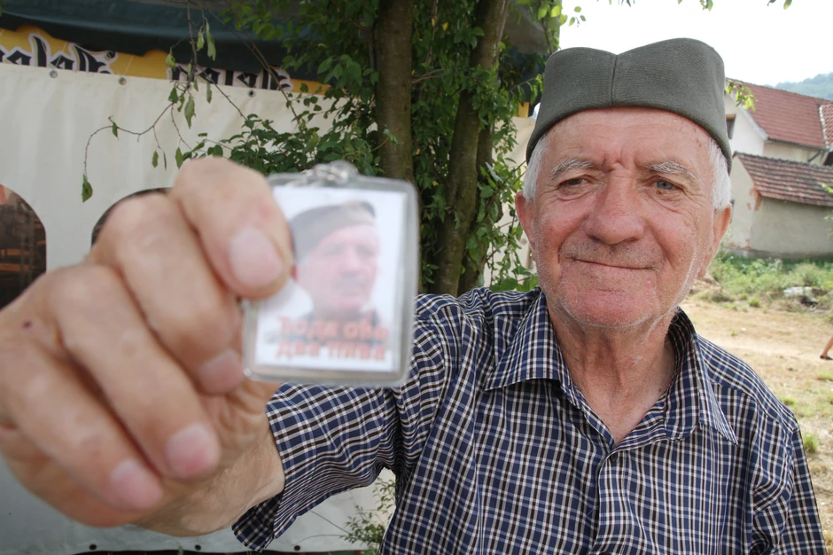 Đoda, Selo gori, a baba se češlja