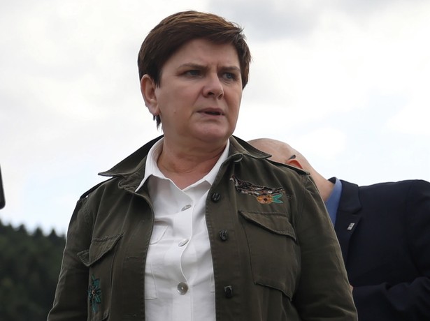 Coś z blogerki i trochę fuszerki: TAK Beata Szydło próbuje uatrakcyjnić swój styl. FOTO