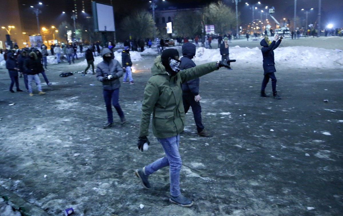 W związku z protestami 9 lutego do dymisji podał się minister sprawiedliwości Florin Iordache; wcześniej spór o dokument doprowadził do rezygnacji z urzędu ministra ds. przedsiębiorczości, handlu i kontaktów ze środowiskiem biznesu Florina Nicolae Jianu.