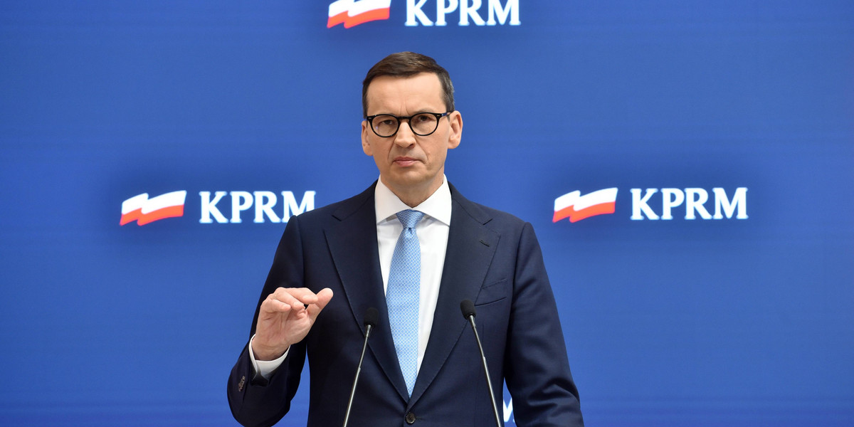 Premier Mateusz Morawiecki zapowiada wzrost płacy minimalnej w 2024 r. Kwota brutto wygląda imponująco, tyle że na rękę będą to o wiele niższe kwoty. Swoje musi potrącić skarbówka