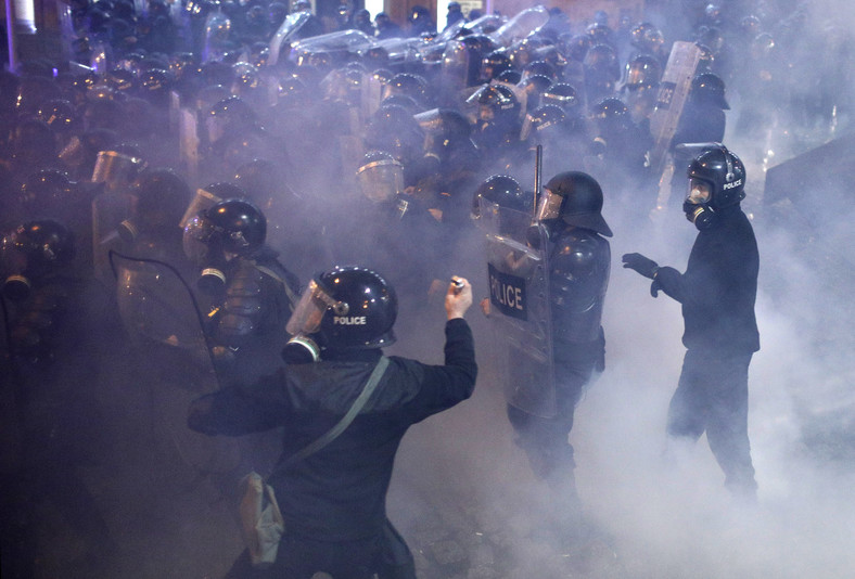 Gruzińska policji podczas starcia z protestującymi