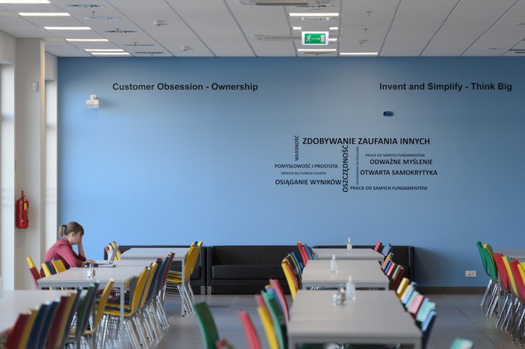 Amazon oferuje też swoim pracownikom pakiet świadczeń dodatkowych.