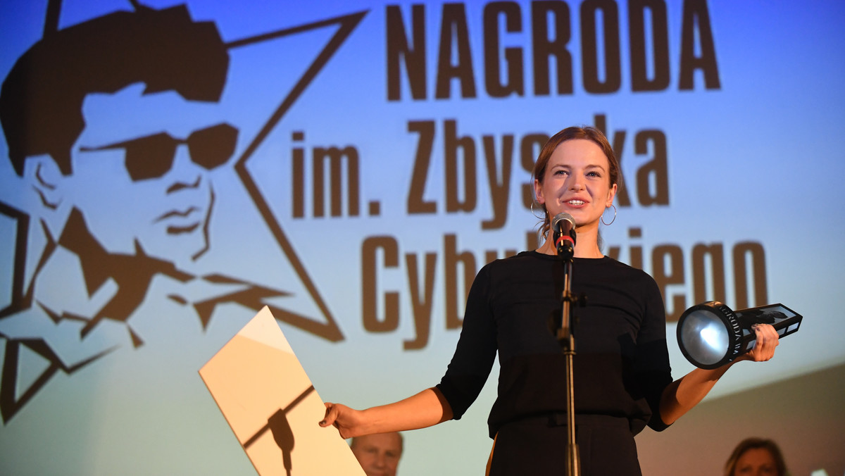 Marta Nieradkiewicz została laureatką Nagrody im. Zbyszka Cybulskiego. Nazwisko zwyciężczyni tegorocznej edycji, wyróżnionej za role w "Kamperze" i "Zjednoczonych stanach miłości", ogłoszono w środę w Warszawie.