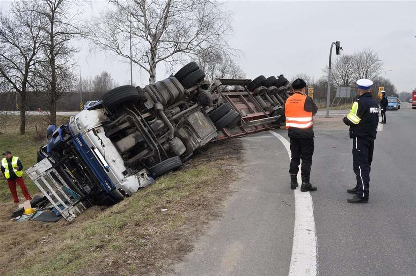 TIR wpadł do rowu!