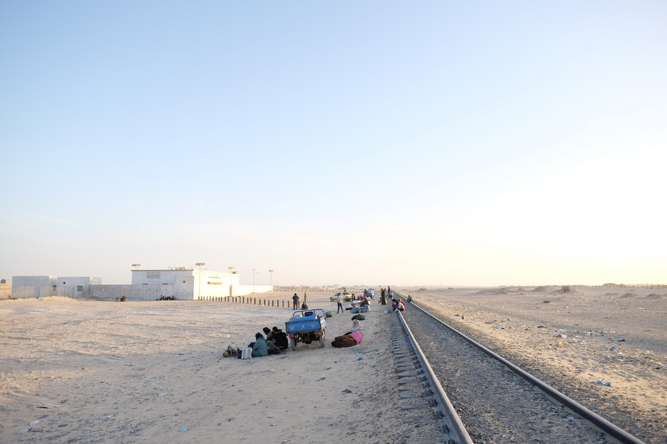 Kultowy pociąg z rudą żelaza Zoueratu do Nouadhibou w Mauretanii