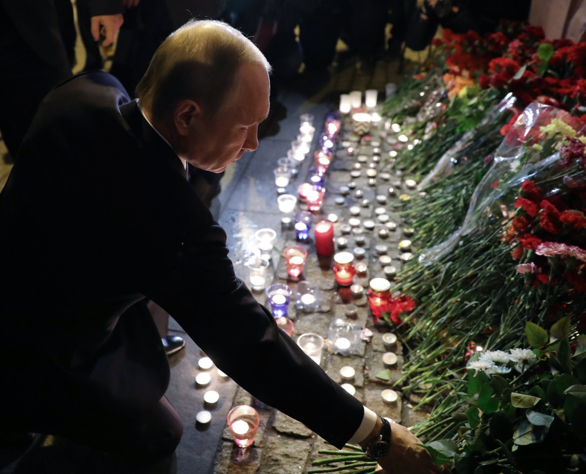Prezydent Putin oddaje cześć ofiarom zamachu