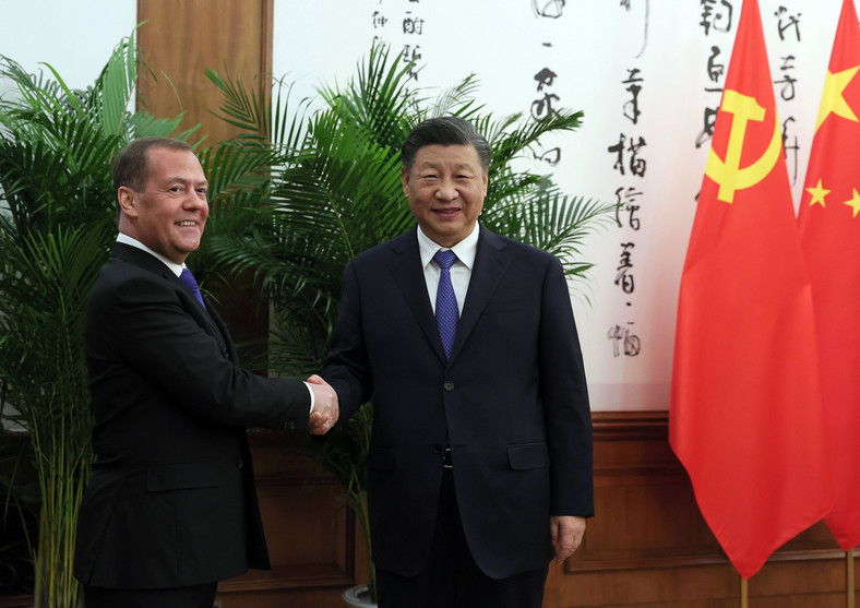 Miedwiediew i Xi Jinping