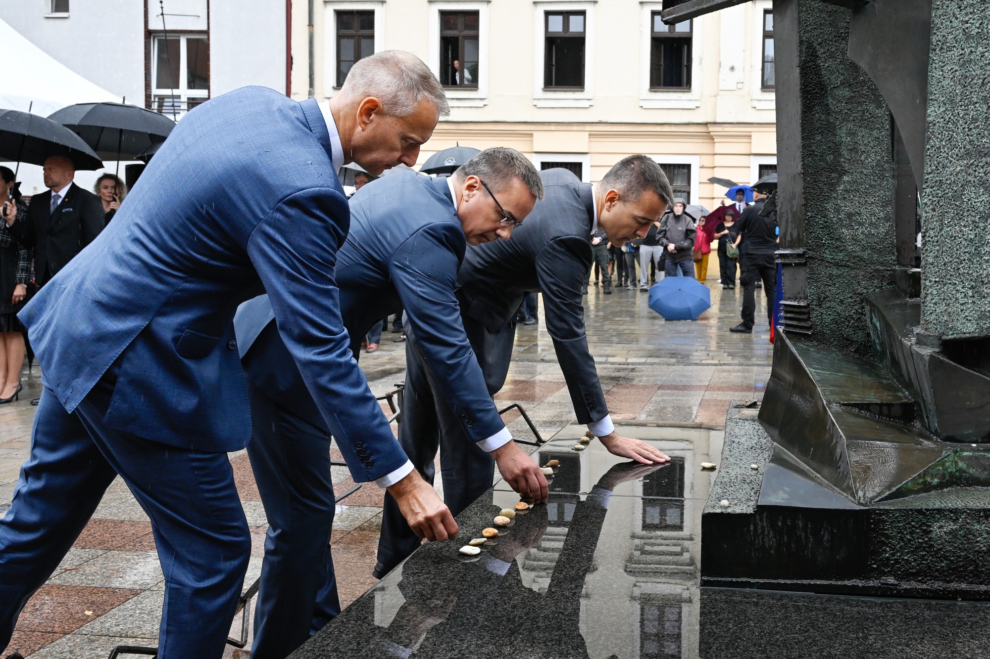 Zľava minister investícií Richard Raši, minister práce Erik Tomáš a minister školstva Tomáš Drucker.