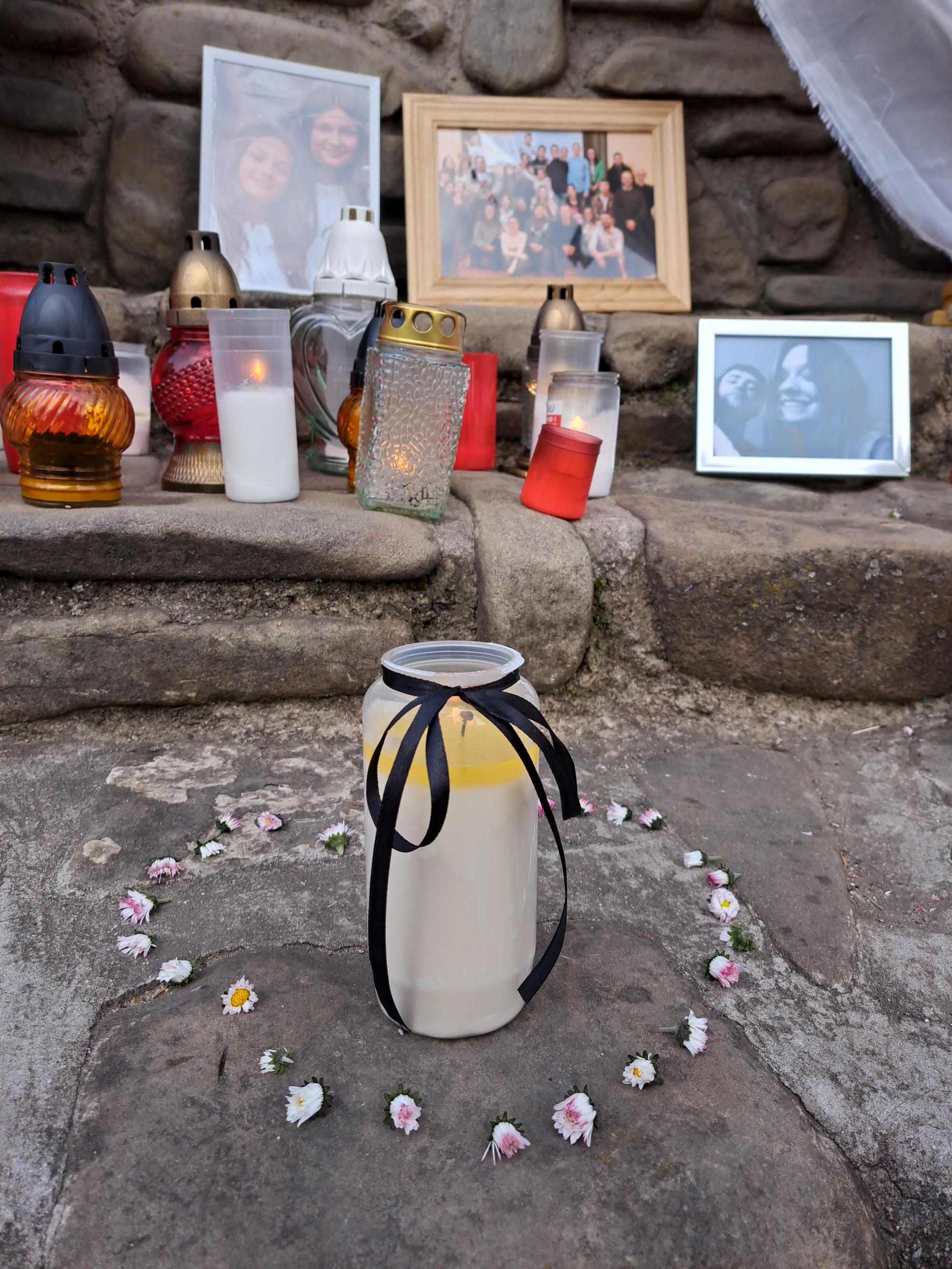 Stovky ľudí sa v Starej Ľubovni lúčili s trojicou mladých dievčat, ktoré tragicky zahynuli pod kolesami autobusu v Spišskom Podhradí.