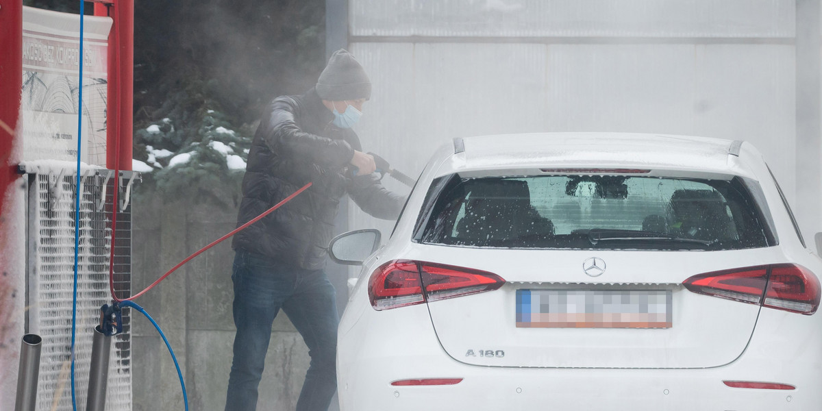 Marcin Mroczek myje samochód 