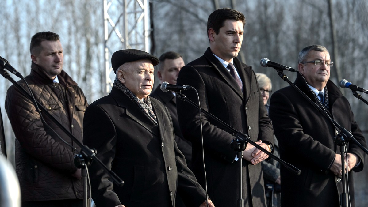 - Własne mieszkanie to warunek normalnego życia – powiedział dzisiaj prezes PiS Jarosław Kaczyński, podczas inauguracji programu Mieszkanie Plus w Białej Podlaskiej. Szef partii rządzącej nie tylko wygłosił przemówienie, ale również symbolicznie jako pierwszy wbił szpadel w grunt pod budowę pierwszych bloków.