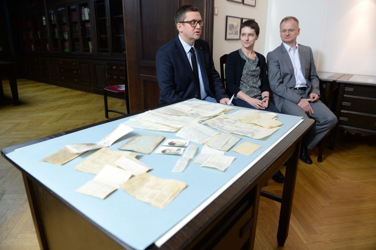 Darczyńcy i dyrektor Muzem Powstania Warszawskiego, Jan Ołdakowski