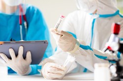 Szczepionka przeciw Omikronowi. Pfizer: Rozpoczęliśmy badania