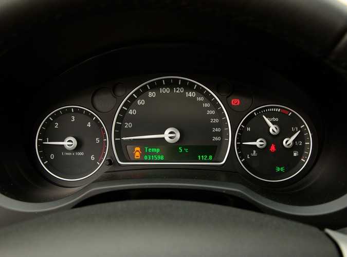 Saab 9-3X - szwedzka stal gotowa do przygody. Dzielnie zwalczy dziki teren, choć woli asfaltowe bulwary. Mogą być dziurawe jak sito - czyli idealnie sprawdza się na polskich drogach...