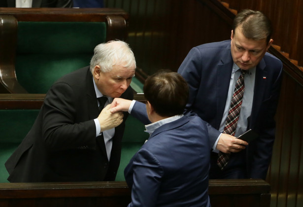 Premier Beata Szydło, prezes PiS Jarosław Kaczyński i minister spraw wewnętrznych i administracji Mariusz Błaszczak