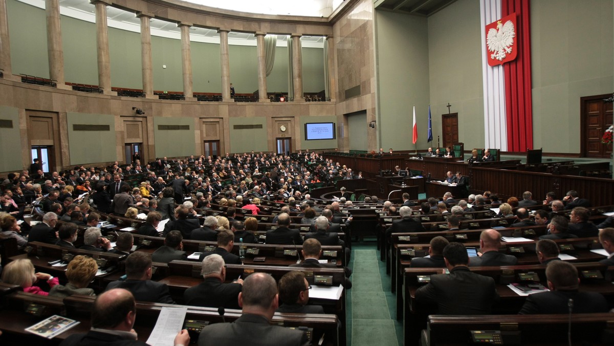 Partie mobilizują posłów przed piątkowym głosowaniem w sprawie wniosku Solidarności o rozpisanie referendum emerytalnego. Koalicja ma tylko jeden głos przewagi nad opozycją - informuje "Rzeczpospolita". - Sprawa jest zbyt poważna i jeśli ktoś teraz nawali, to wyleci z klubu - zapowiada Sławomir Neumann z PO.