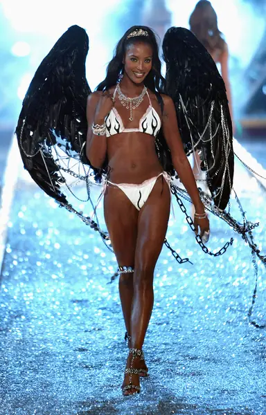 Naomi Campbell, pokaz Victoria&#39;s Secret w Nowym Jorku, 2003 / Frank Micelotta / Getty Images