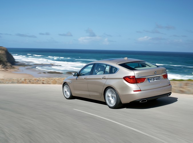 Pięciometrową długością dorównuje prawie serii 7, od której przejął także olbrzymi rozstaw osi (3,07 m), pozostaje jednak o 13 cm niższy (1,56 m) od X6 (1,69 m)