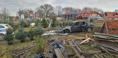 Horror w Milanówku. Zwęglone zwłoki w samochodzie. Obok sprzedawano choinki