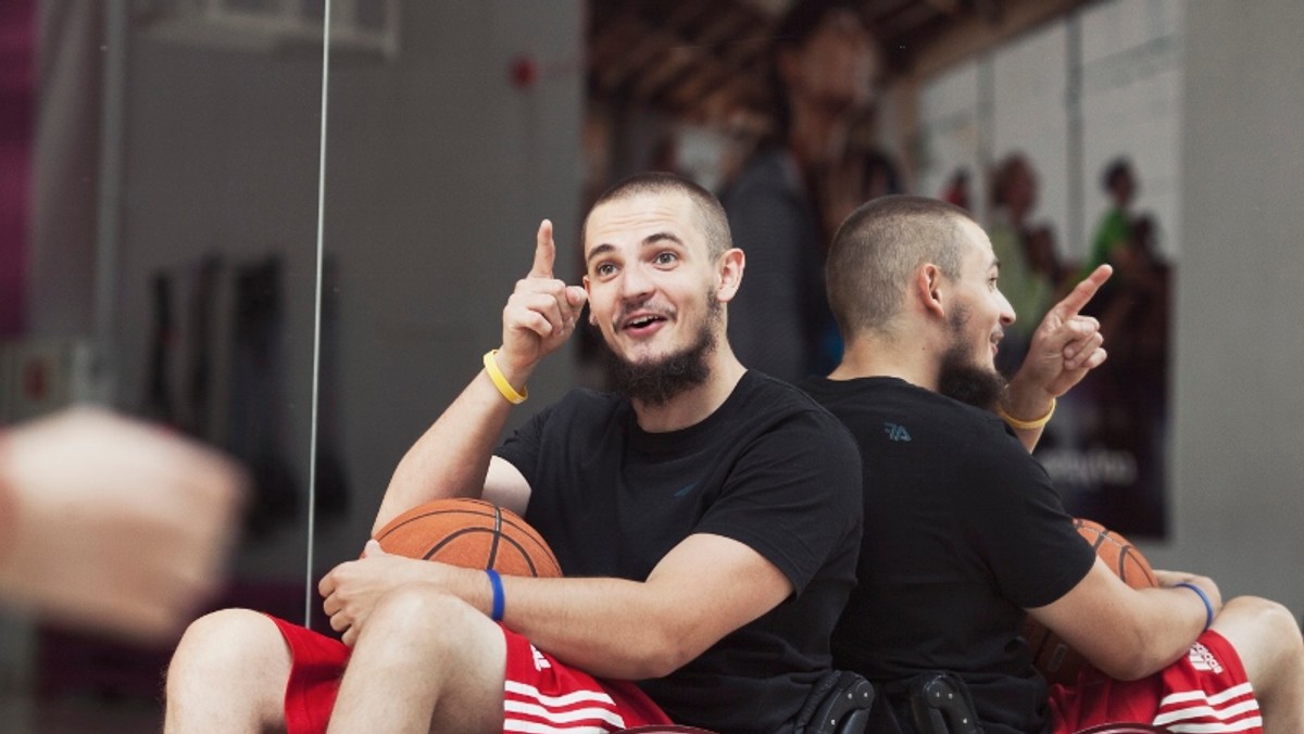 Jeszcze sześć lat temu wszystko było pewne i zwyczajne. Szkoła, wkuwanie, dla relaksu koszykówka i narty. Ucisk w lewym bucie był do zniesienia. Kilka lat później, pewnego ranka wstałem z jedną nogą drętwą. 1,5 roku temu usiadłem na wózku. Znudziło mnie powłóczenie kończynami. Na tym wózku wjechałem do "Akademii Życia". A tam sprawili, że nie boję się na nim wjechać w przyszłość.