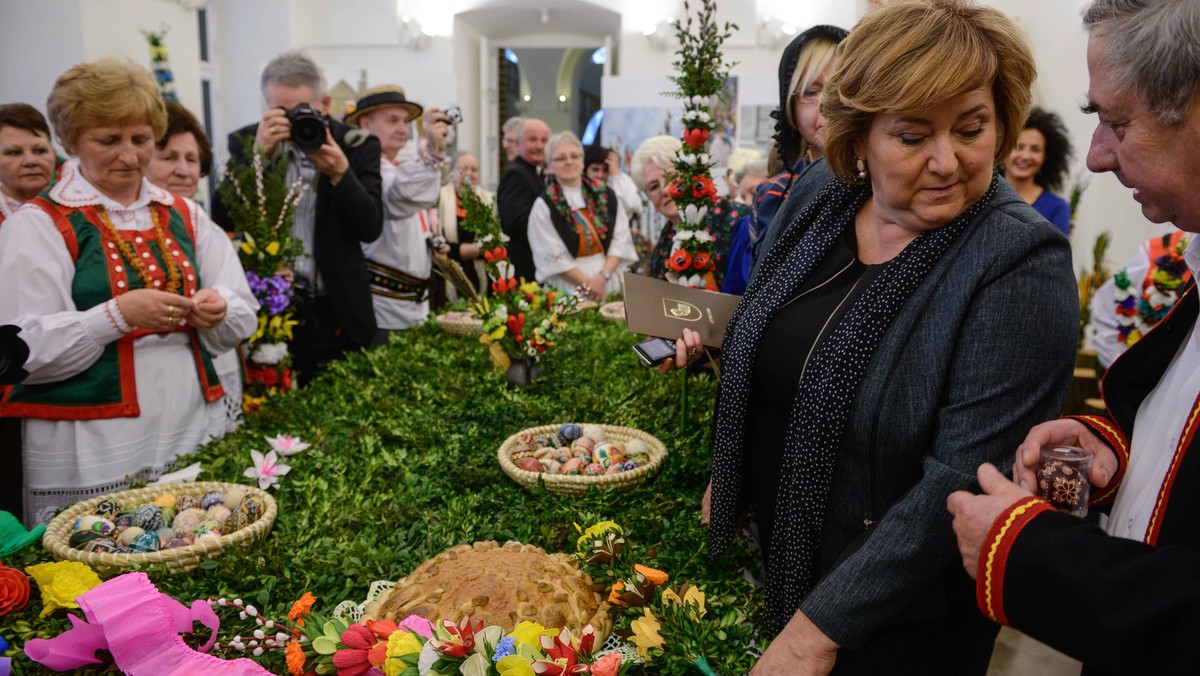 Tradycyjnemu wyplataniu palm wielkanocnych oraz malowaniu pisanek przyglądała się w Niedzielę Palmową w Muzeum Wsi Radomskiej żona prezydenta RP Anna Komorowska. Pierwsza dama wzięła udział w procesji z palmami i mszy św. w radomskim skansenie.