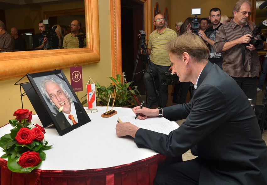 Upisivanje u knjigu žalosti