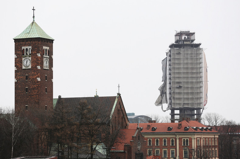 Wieża klasztoru Karmelitów Bosych i "Szkieletor"