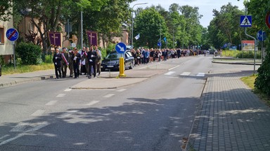 Tłumy na pogrzebie 17-latka z Helu. Ostatnie pożegnanie Szymona