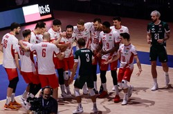 Kontrowersyjne koszulki polskich siatkarzy. Dlaczego biało-czerwoni grają w "butelkowej zieleni"?