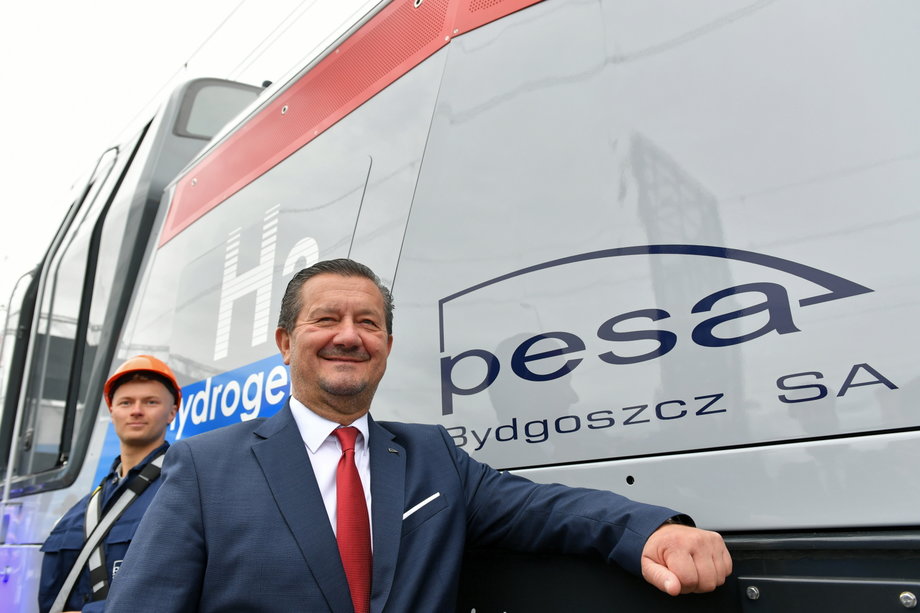 Prezes zarządu PESA Krzysztof Zdziarski zaprezentował prototyp na targach kolejowych Trako w Gdańsku