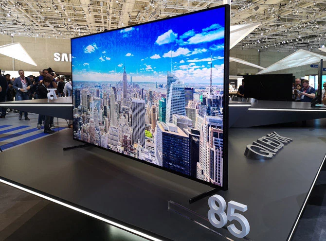 Samsung QLED 8K to nowatorski, ale również drogi telewizor. Model z przekątną 65 cali ma kosztować 5000 euro, a za 85-calowiec zapłacimy już ponoć 15 000 euro.