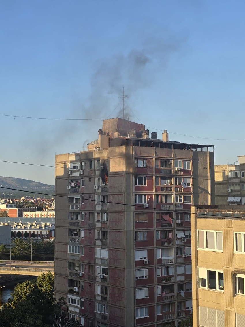na 12 spratu zgrade u Maksima Gorkog u Nišu izbio je požar u stanu