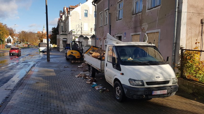 Przez wiele lat mieszkali tam m.in. Romowie. Teraz budynek przy Knosały idzie na sprzedaż [ZDJĘCIA]